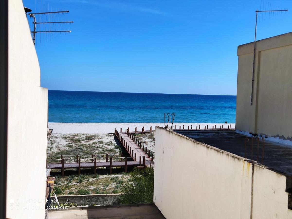 Corona'S Apartment- Fronte Spiaggia ลากาเลตตา ภายนอก รูปภาพ
